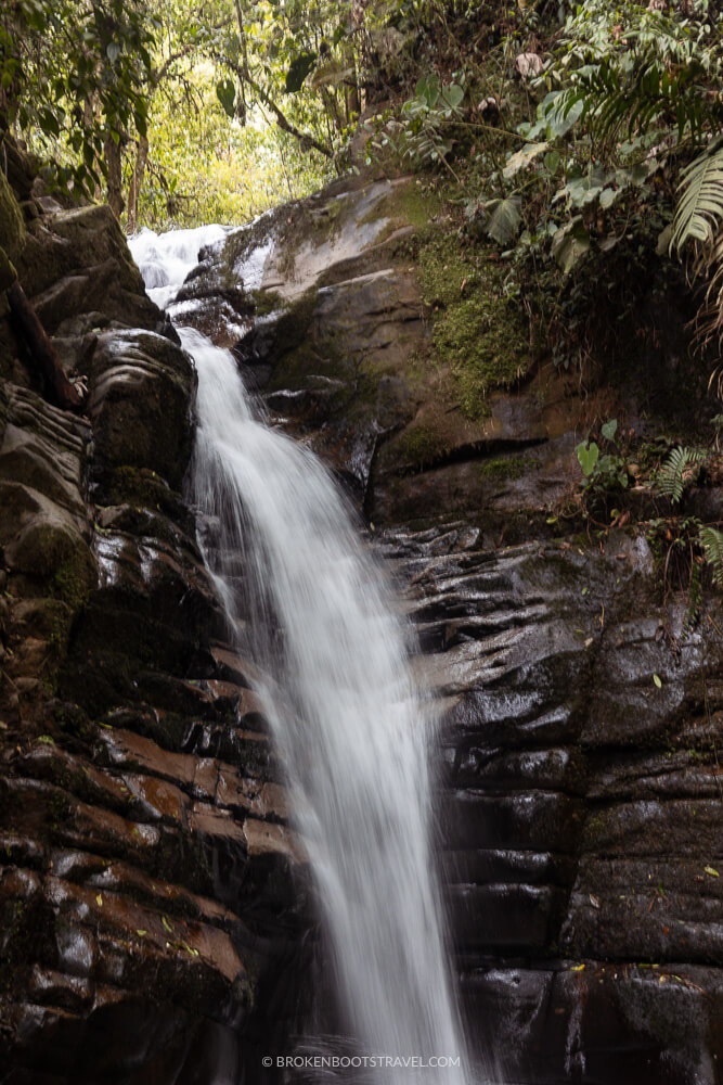 Waterfall in front of brown rocks